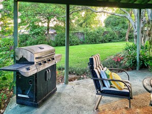 Terrace/patio - Beautiful botanical  4-bedroom 2 bath house in peaceful Baton Rouge neighborhood (Baton Rouge)