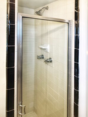 Shower, towels, soap, toilet paper - Beautiful botanical  4-bedroom 2 bath house in peaceful Baton Rouge neighborhood (Baton Rouge)