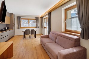 TV - Chalet 'Timo' with Mountain View, Private Terrace and Wi-Fi (Livigno)
