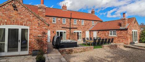 Cottage | Outdoor dining