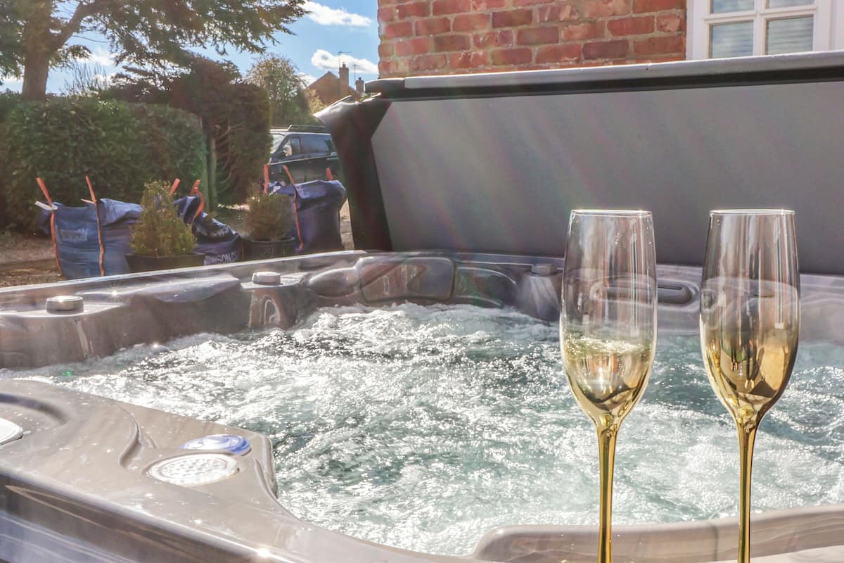 Cottage | Outdoor spa tub