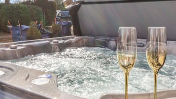 Cottage | Outdoor spa tub