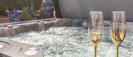 Cottage | Outdoor spa tub