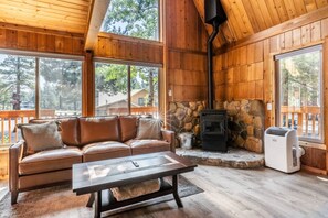 TV, fireplace - Cedar Lodge Mammoth Lakes (Mammoth Lakes)