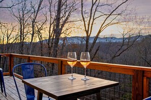 Outdoor dining - Hot Tub Smokies Cabin| Game Room, Near Gatlinburg (Sevierville)