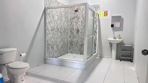 Toallas, jabón, papel de baño 