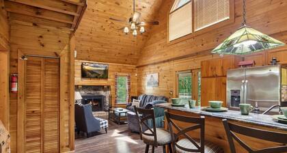 Golden Grizzly Cabin by Beyond Expectations With Hot Tub