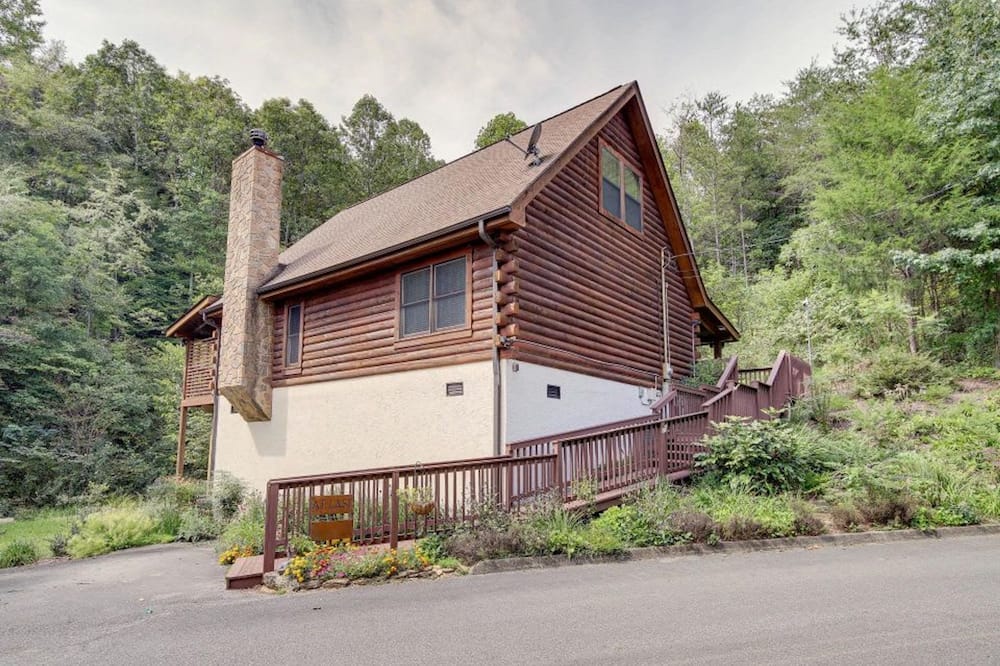 Golden Grizzly Cabin by Beyond Expectations With Hot Tub