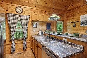 House | 3 bedrooms - Golden Grizzly Cabin by Beyond Expectations With Hot Tub (Sevierville)