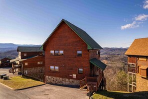 House - Breezy Ridge Cabin by Beyond Expectations With Hot Tub (Sevierville)