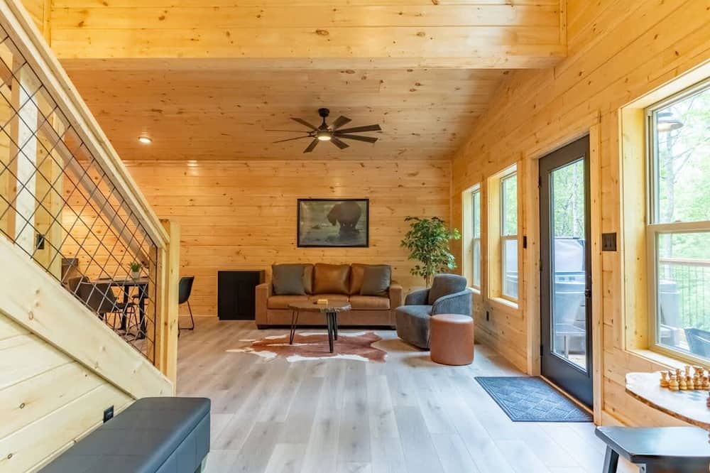 Green Bear Cabin by Beyond Expectations With Hot Tub