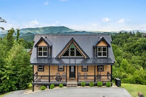 Suite | 6 bedrooms - Hibernation Station by Beyond Expectations (Sevierville)
