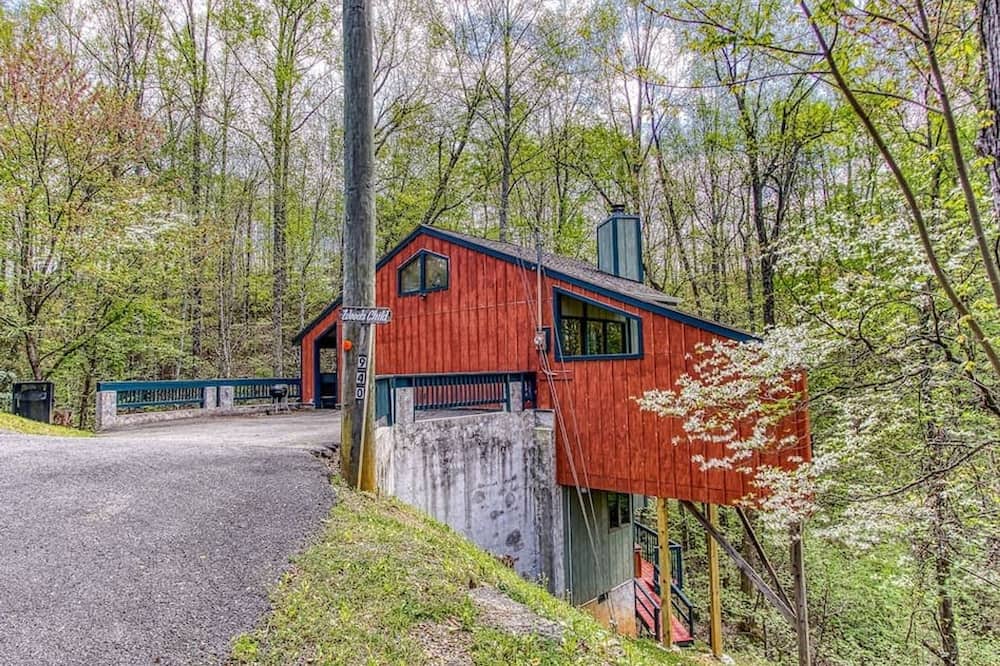 Woods Child Cabin by Beyond Expectations With Hot Tub
