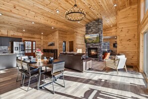 Suite - Bearodise by Beyond Expectations With Hot Tub (Sevierville)