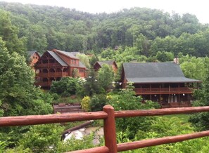 House | 2 bedrooms - Rise n Shine Cabin by Beyond Expectations With Hot Tub (Sevierville)