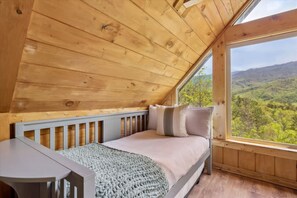 3 bedrooms - Looky Yonder Cabin by Beyond Expectations With Hot Tub (Gatlinburg)