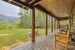 3 bedrooms - Looky Yonder Cabin by Beyond Expectations With Hot Tub (Gatlinburg)