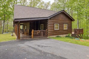 Suite | 3 bedrooms - Looky Yonder Cabin by Beyond Expectations With Hot Tub (Gatlinburg)