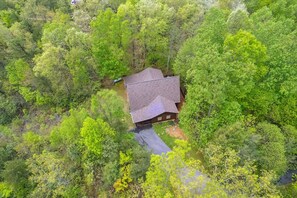 3 bedrooms - Looky Yonder Cabin by Beyond Expectations With Hot Tub (Gatlinburg)