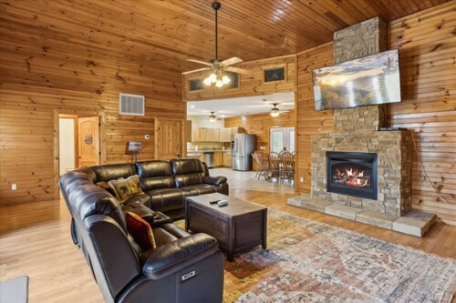 Hawks Nest Cabin by Beyond Expectations With Hot Tub