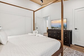 Suite | 5 bedrooms - Horizons Ahead Mountain Home by Beyond Expectations With Pool (Sevierville)