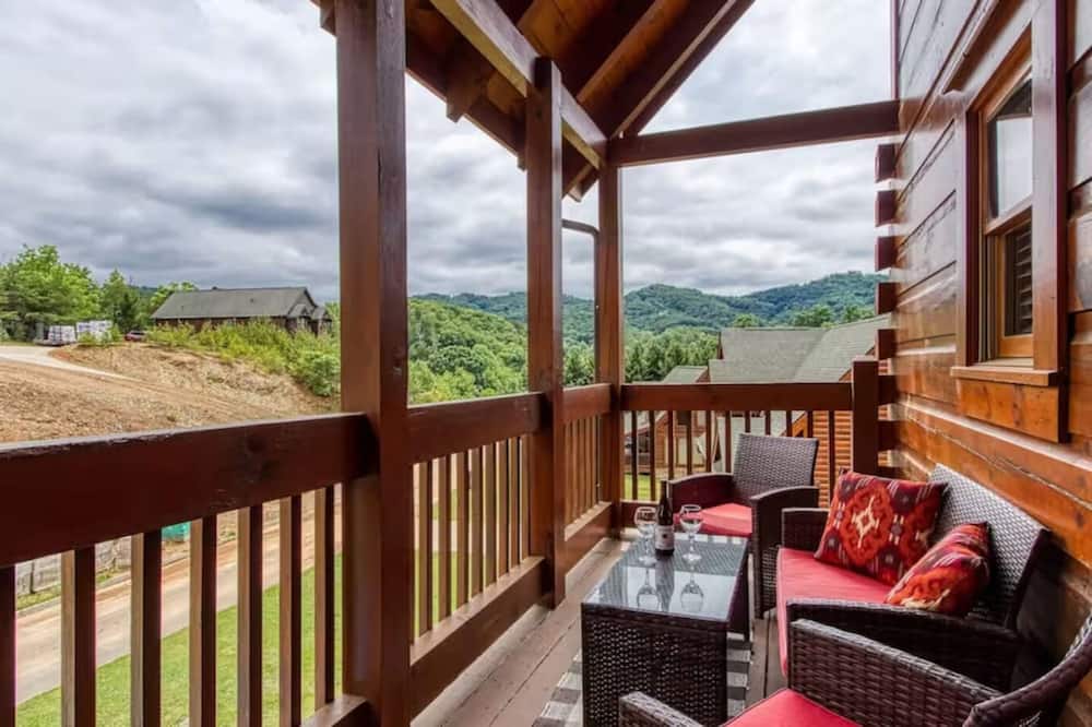 Pinewood Lodge by Beyond Expectations With Firepit