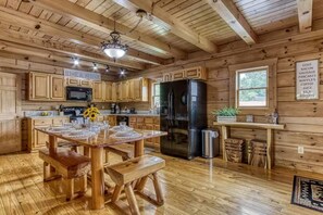 House - Pinewood Lodge by Beyond Expectations With Firepit (Pigeon Forge)
