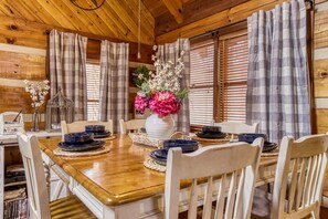 House - Laceys Place by Beyond Expectations With Hot Tub (Sevierville)