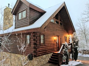 House - Snuggle Bug by Beyond Expectations With Hot Tub (Gatlinburg)