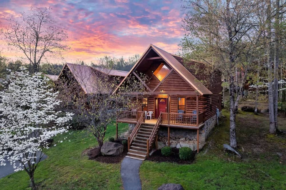 Dotties Place Cabin by Beyond Expectations With Hot Tub