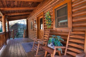 House | 2 bedrooms - Snuggle Up Cabin by Beyond Expectations With Hot Tub (Sevierville)