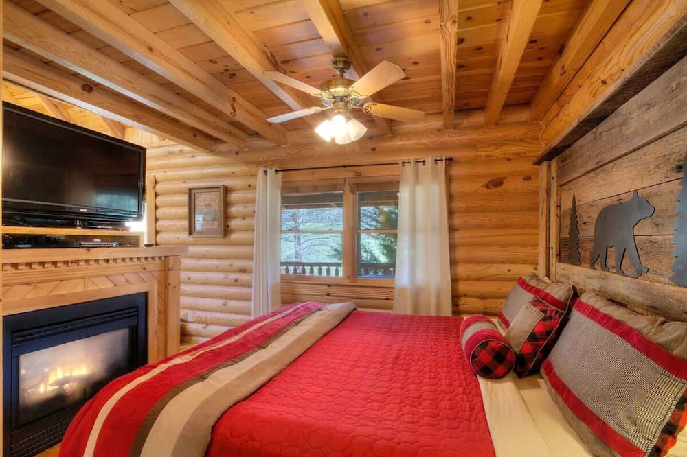 Snuggle Up Cabin by Beyond Expectations With Hot Tub
