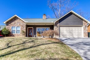 House - Saddleback Retreat by Beyond Expectations (Sevierville)