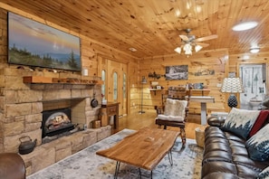 3 bedrooms - Chasing Cubs Cabin by Beyond Expectations (Sevierville)