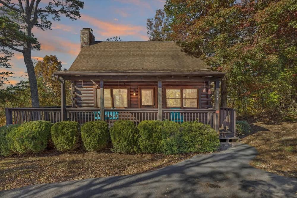 Firefly Holler Cabin by Beyond Expectations With Hot Tub