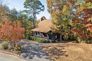 House | 3 bedrooms - Firefly Holler Cabin by Beyond Expectations With Hot Tub (Pigeon Forge)