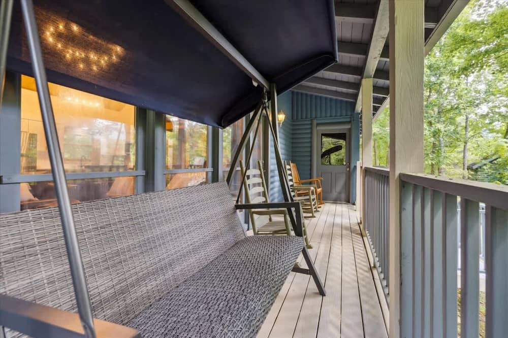 Cozy Timbers Cabin by Beyond Expectations With Hot Tub