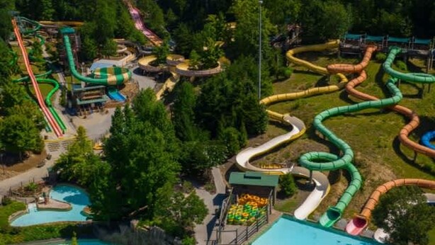 Un parque acuático con toboganes y piscinas múltiples.