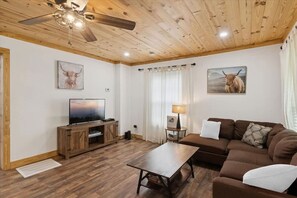 Room - Creekside Retreat by Beyond Expectations (Pigeon Forge)