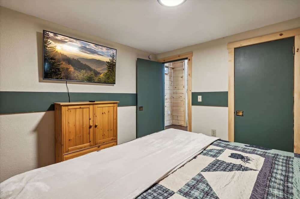 Stone Haven Cabin by Beyond Expectations With Hot Tub