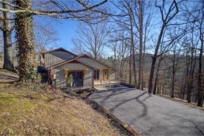 Suite | 4 bedrooms - Emmas Rare Find by Beyond Expectations Cabin With Hot Tub (Sevierville)