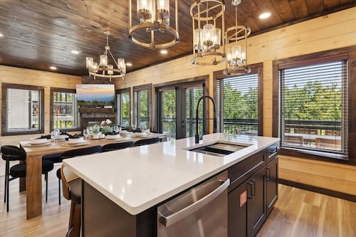 Peak Overlook by Beyond Expectations Mountain Retreat With Hot Tub