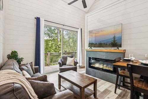 Smoky Shores Lakeview Cabin by Beyond Expectations