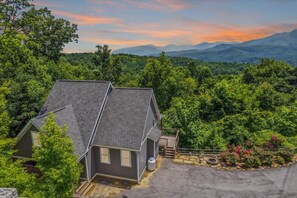 Suite - Mountain View Beauty by Beyond Expectations (Gatlinburg)