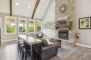 Suite - Mountain View Beauty by Beyond Expectations (Gatlinburg)