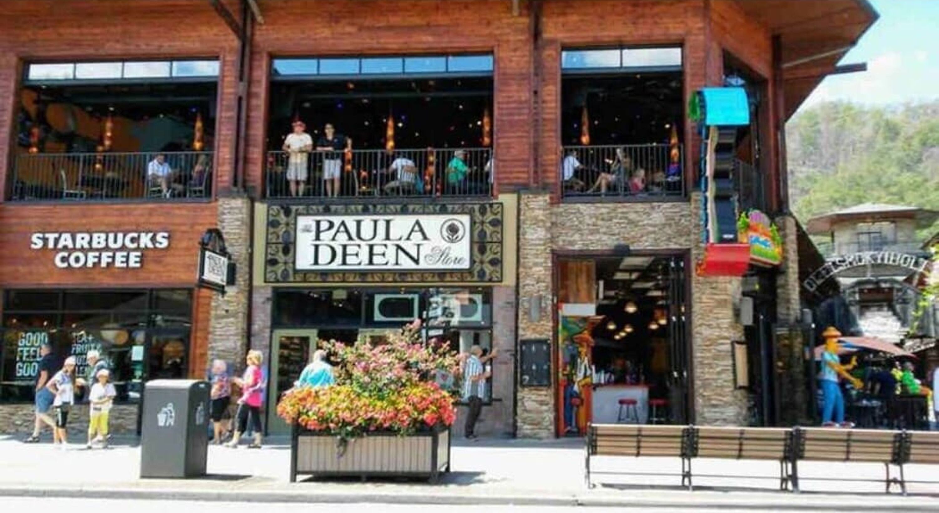 Un edificio con una Starbucks Coffee y una tienda Paula Deen.