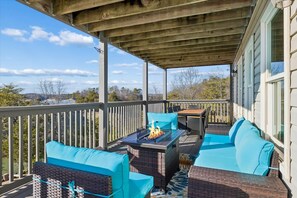 4 bedrooms - Lighthouse Lookout by Beyond Expectations With Dock (Sevierville)