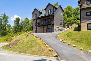 Suite - Villa De Luxe Cabin by Beyond Expectations With Pool (Pigeon Forge)