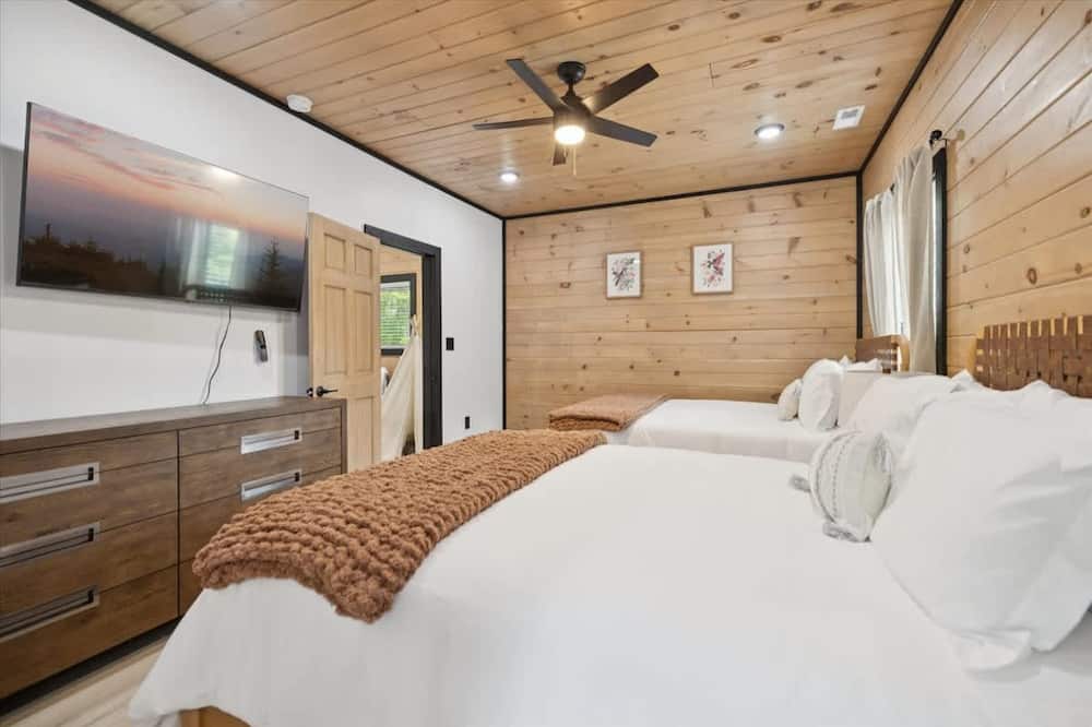 Villa De Luxe Cabin by Beyond Expectations With Pool