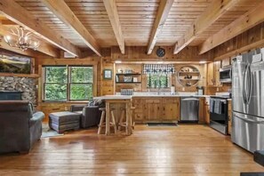 Suite - Black Bear Bungalow by Beyond Expectations (Gatlinburg)